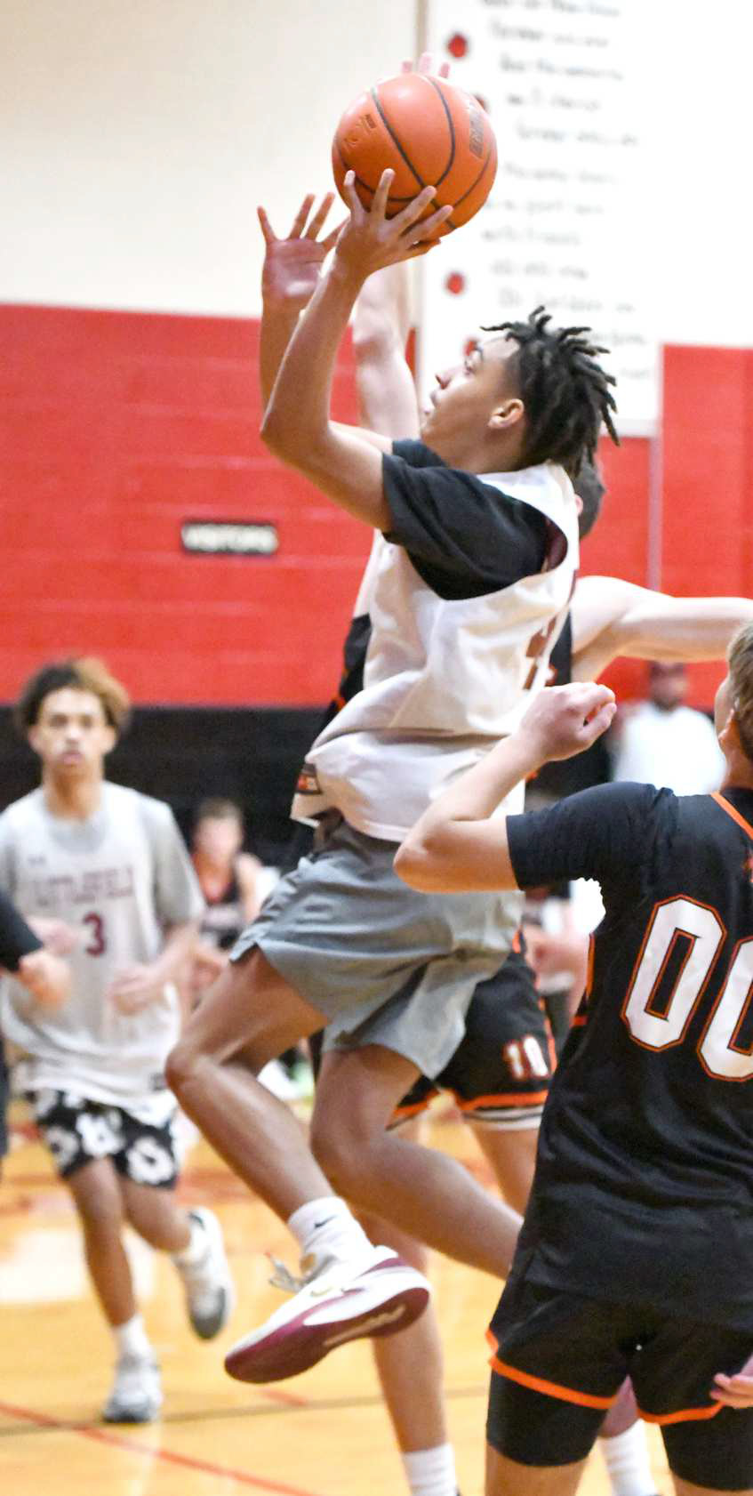Littlefield’s Kam McCarty drives to the basket through traffic for a lay-up in the first half against Wink, during the New Home Team Camp Tournament that took plce Friday and Saturday. (Staff Photo by Derek Lopez)