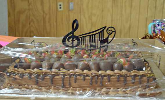 The “Show Stopper” final cake featuring chocolate covered strawberries garnered a winning bid of $1,350.00. (Photo by Ann Reagan)
