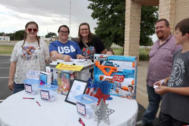 Citizens gathered at First Federal Bank’s annual 3rd of July Celebration on Wednesday from 3:30 p.m. to 5:30 p.m. There were free hot dogs, music and prizes. (Photo by Ann Reagan)