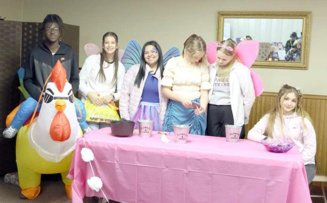 Crescent Park Church of Christ Youth Group- left to right- Ja’Den Williams, Julie Bownds, Kaylee Soria, Rhealea Golden, Mieke Seibt, and Ana de La Osa. (Photo by Ann Reagan)