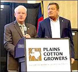 President Martin Stoerner recognizes outgoing Plains Cotton Growers Chairman Brent Nelson for his eight years of service to PCG as an officer. (Photo courtesy of Plains Cotton Growers)