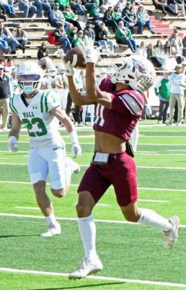 Littlefiled junior receiver, Zane Champion (11), catches a 37-yard touchdown pass from Chip Green, during the first quarter of the Wildcat’s, 56-21, loss to the Hawks in Sweetwater in the Class 3A Regional Play-off game. (Staff Photo by Derek Lopez)