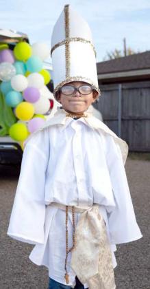 Rex Monje dressed as the pope at the Crescent Park Church of Christ Trunk-or-Treat on Sunday, Oct. 27. (Staff Photo by Rhode Duenas)