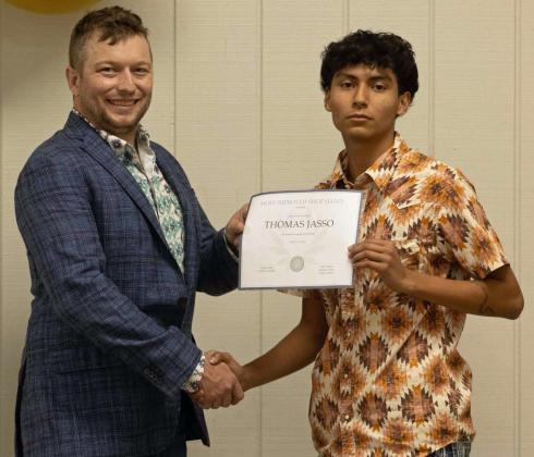 Sheridan Franks presents Thomas Jasso with the Most Improved Shop Hand award at the annual FFA banquet on May 12, 2025. (Staff Photo by Madison Vidales)