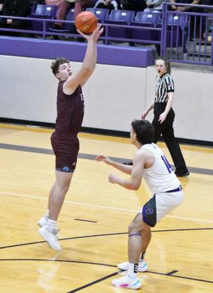 WIldcats win big road game over Dimmitt, 66-60