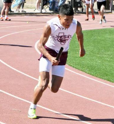 Zane Champion runs first leg of the varsity boy’s 4x200-meter relay for Littlefield. (Staff Photo by Derek Lopez)