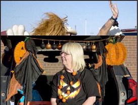 Daren the Lion and Gloria Robles hit the nae nae at Lamb Country Sheriff’s Office Trunk-or-Treat on Saturday, Oct. 26. (Staff Photo by Rhode Duenas)