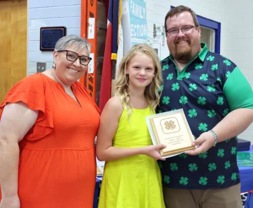 Zady Rees of Littlefield 4-H received the Junior Parade of Champions award for 2025, presented by Brandon Albus and Kathy Lostroh. (Photo by Ann Reagan)