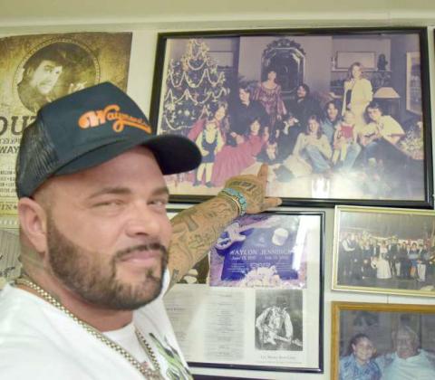 Country artist Struggle Jennings points to his image as a little boy in a Christmas photo of the whole family. Jessie Colter and Waylon Jennings, his grandparents, are pictured center back of the photograph. (Photo by Ann Reagan)