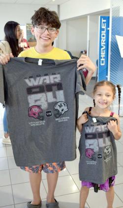 ANGEL MATAAND JORDYN FLEMING are ready for the 'War on 84' thanks to the generosity of Premiere Chevrolet Buick of Littlefield who held the shirt giveaway on Thursday, August 24, 2023. (Photo by Ann Reagan)