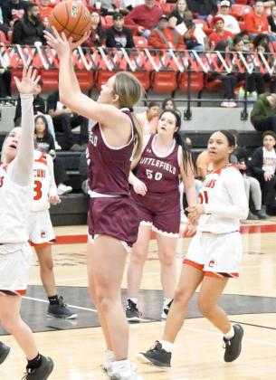 Lady Cats closing in on undefeated district season, as they down Lady Cubs, 34-31