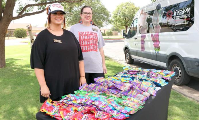 Kingdom Ministries of Lubbock, Tx was on hand with sweet goodies during the Meet the Teacher event at Littlefield Primary School. (Photo by Ann Reagan)