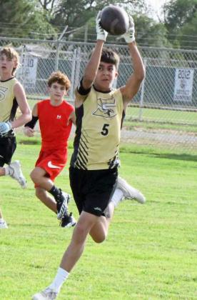 Littlefield junior defensive back, Jacob Silvas, goes up to defend a pass in the end zone, during the JV Wildcats’ first match- up on Monday against Abernathy during 7v7 workouts. (Staff Photo by Derek Lopez) Sudan’s JV connects on a short crossing route, as the receiver takes it up field for a solid gain, during their 7v7 match- up with Sundown in Littlefield on Monday evening. (Staff Photo by Derek Lopez)