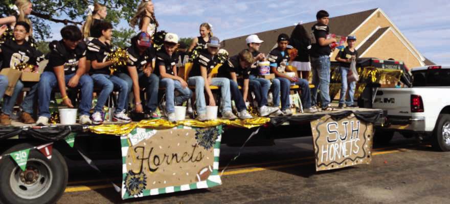 The Jr. High Sudan Hornets Football teams and Jr. High Cheer. (Photo by Ann Reagan)