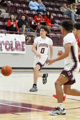 Littlefield’s Andrew Davis (0), dishes a bounce pass through the lane in transition to Kam McCarty (4), during the first half of the Wildcats’ home loss to Denver City on Saturday. (Staff Photo by Derek Lopez)