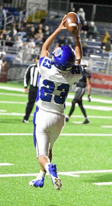 Amherst junior receiver, Aiden Rodriguez, catches a touchdown pass from Joel Garcia on fourth down, during the first quarter of the Bulldogs’ Bi-district play-off game against Klondike at LCHS on Thursday. (Staff Photo by Derek Lopez)