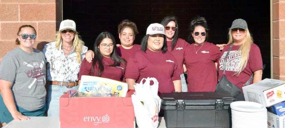 Volunteers from First United Bank help hand out snacks and burgers for the Littlefield Chamber of Commerce’s free Pool Party at the Littlefield Aquatic Center on Aug 3. (Photo by Leon Szaniszlo)