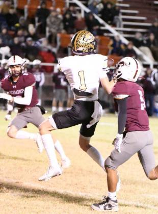 Aspen Reyher catches a pass from Cal Carter for a solid pick-up to move the chains on the Hornet’s opening drive in their district matchup with Ralls Friday night. (Staff Photo by Derek Lopez)