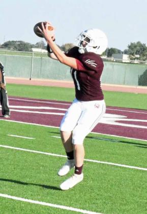 SEEING THE BALL IN – Littlefield’s Jacob Silvas catches a pass in the red zone and takes it down inside the five-yard line, during the Wildcats’, 36-18, victory over Post at Wildcat Stadium on Thursday. (Staff Photo by Derek Lopez)