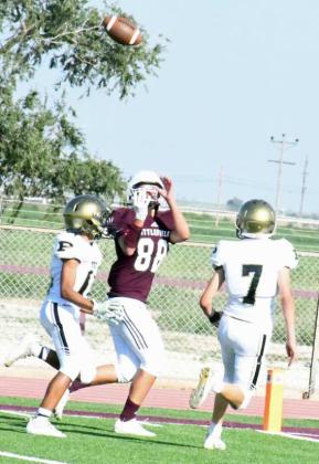 TOUCHDOWN WILDCATS – Littlefield’s Jose Payan (88) catches a ball in stride from quarterback Nate Castaneda, as he walks into the end zone, during the Wildcats’, 36-18, victory over Post at Wildcat Stadium on Thursday. (Staff Photo by Derek Lopez)