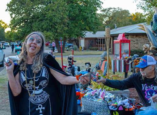 Cindy and Kenny Williams pass out candies and juices to trick-ortreaters on Oct. 31. (Staff Photo by Madison Vidales)