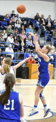 PULLING UP—Olton sophomore, Makenly Smith (14), pulls up for a jumper from the left elbow, during the second half of the Fillies’ road loss to the Lady Blue on Friday. (Staff Photo by Derek Lopez)