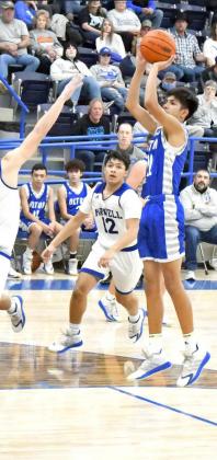 POINTS IN THE PAINT— Olton junior, Chris Urbina (22), puts up a mid-range jumper over the outstretched hand of Farwell defense, during the second half of the Mustang’s comeback victory over the Steers on the road on Friday. (Staff Photo by Derek Lopez)