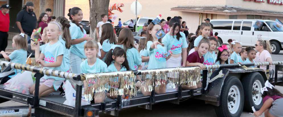 The T-shirts worn by these youngsters define the mood of the 2024 Homecoming Parade downtown Thursday September 19, 2024. “Wildcat Spirit!” (Photo by Ann Reagan)